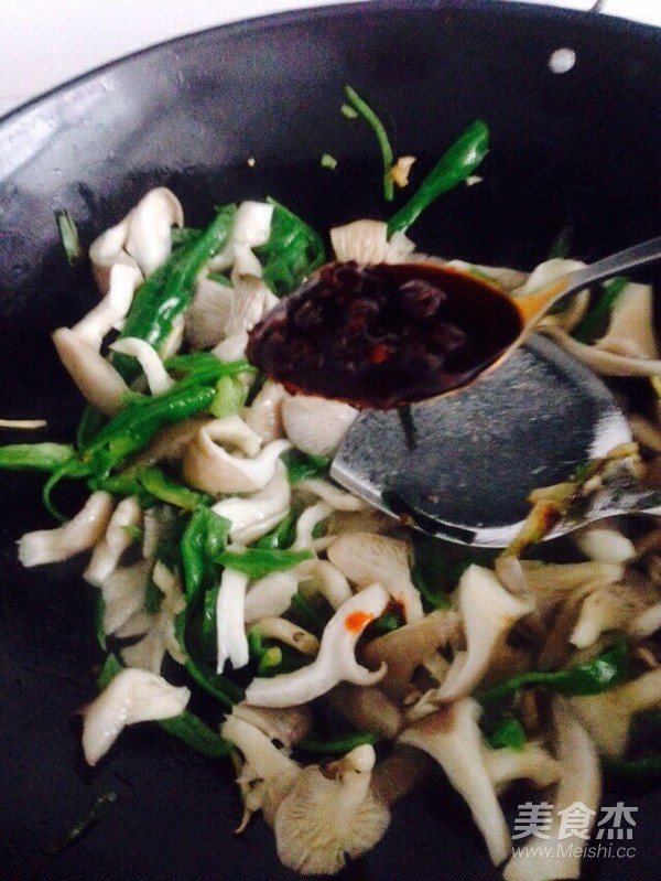 酸辣青椒炒平菇