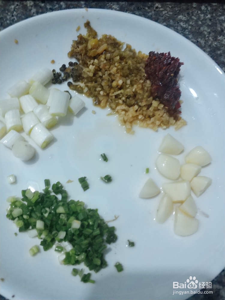 怎么做泡椒蒜子鲫鱼?