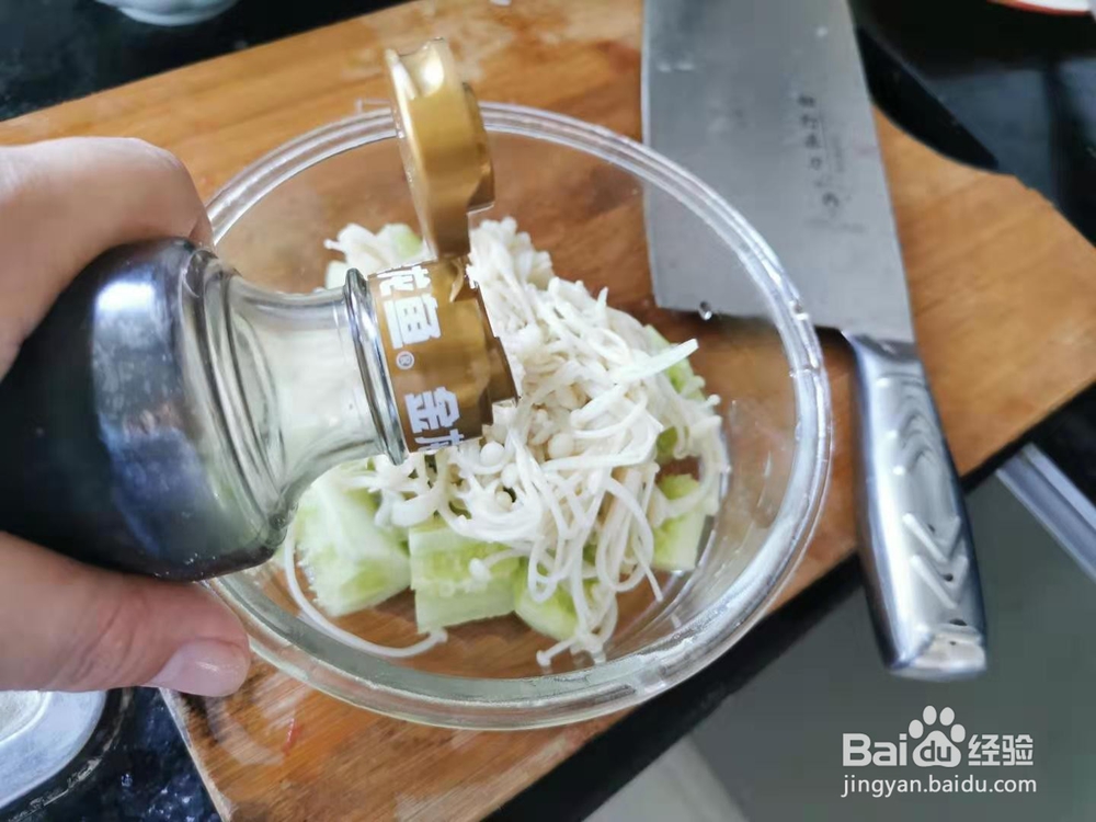 黄瓜片拌金针菇丝