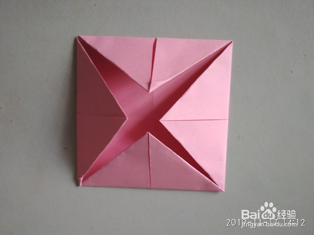 如何用彩纸折出爱心