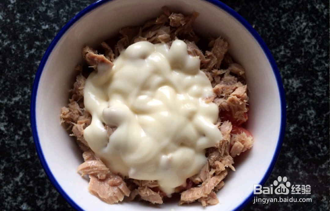 如何做出金枪鱼可颂三明治?