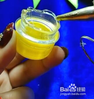 如何用瓶盖制作分装药罐？