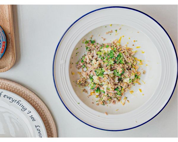 金枪鱼可颂三明治