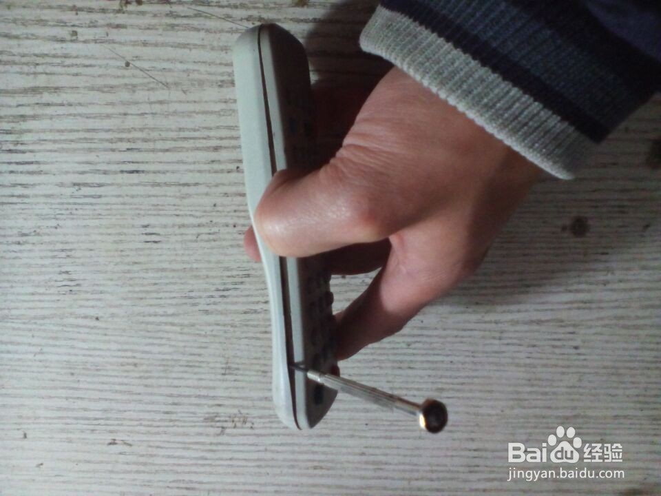 遥控器按键难按的简易维修方法