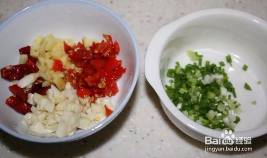 制作香煎鲫鱼