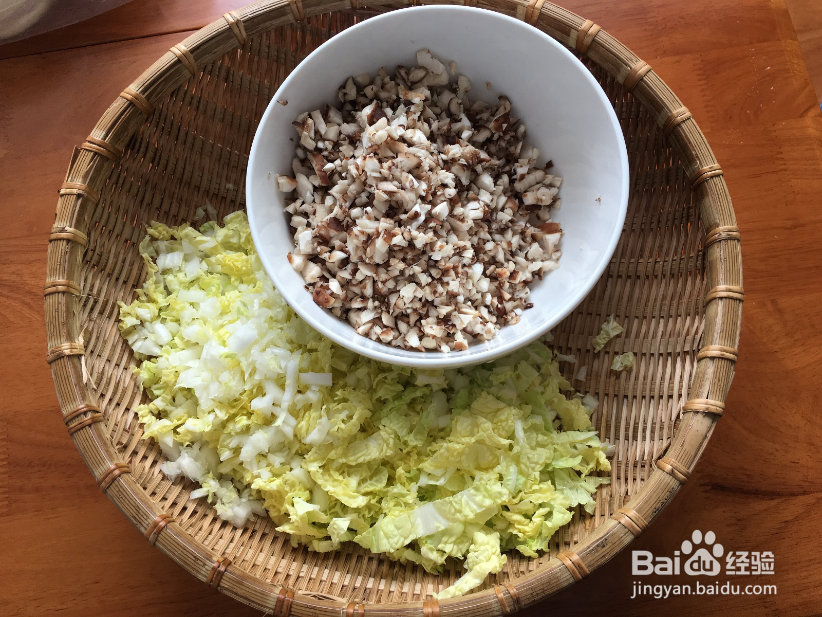 猪肉白菜香菇饺子的做法