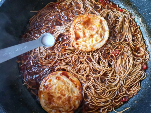 厨房小白都能做好的荷包蛋焖面