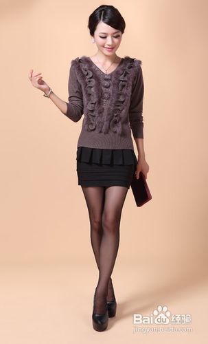 减龄显瘦的早春装扮：短裙搭配小毛衣