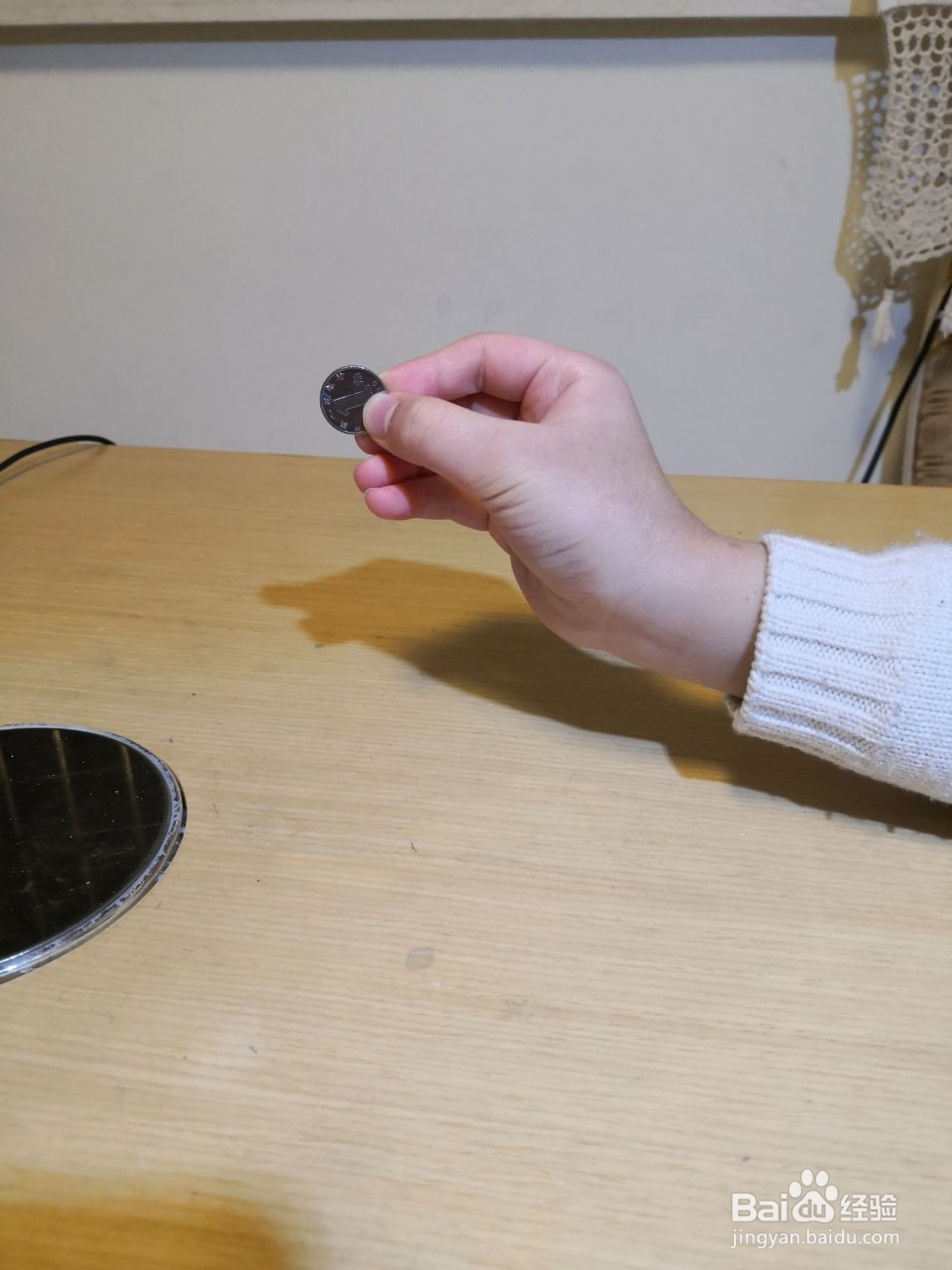 如何用一枚硬币变一个饭桌小魔术