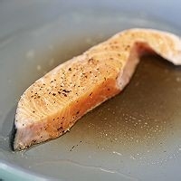 如何制作美味的三文鱼蔬菜沙拉