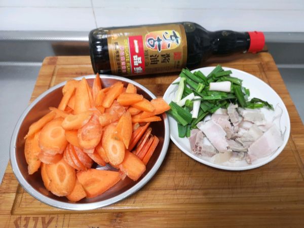 五花肉炒胡萝卜片