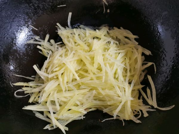 减肥这样吃芹菜土豆丝