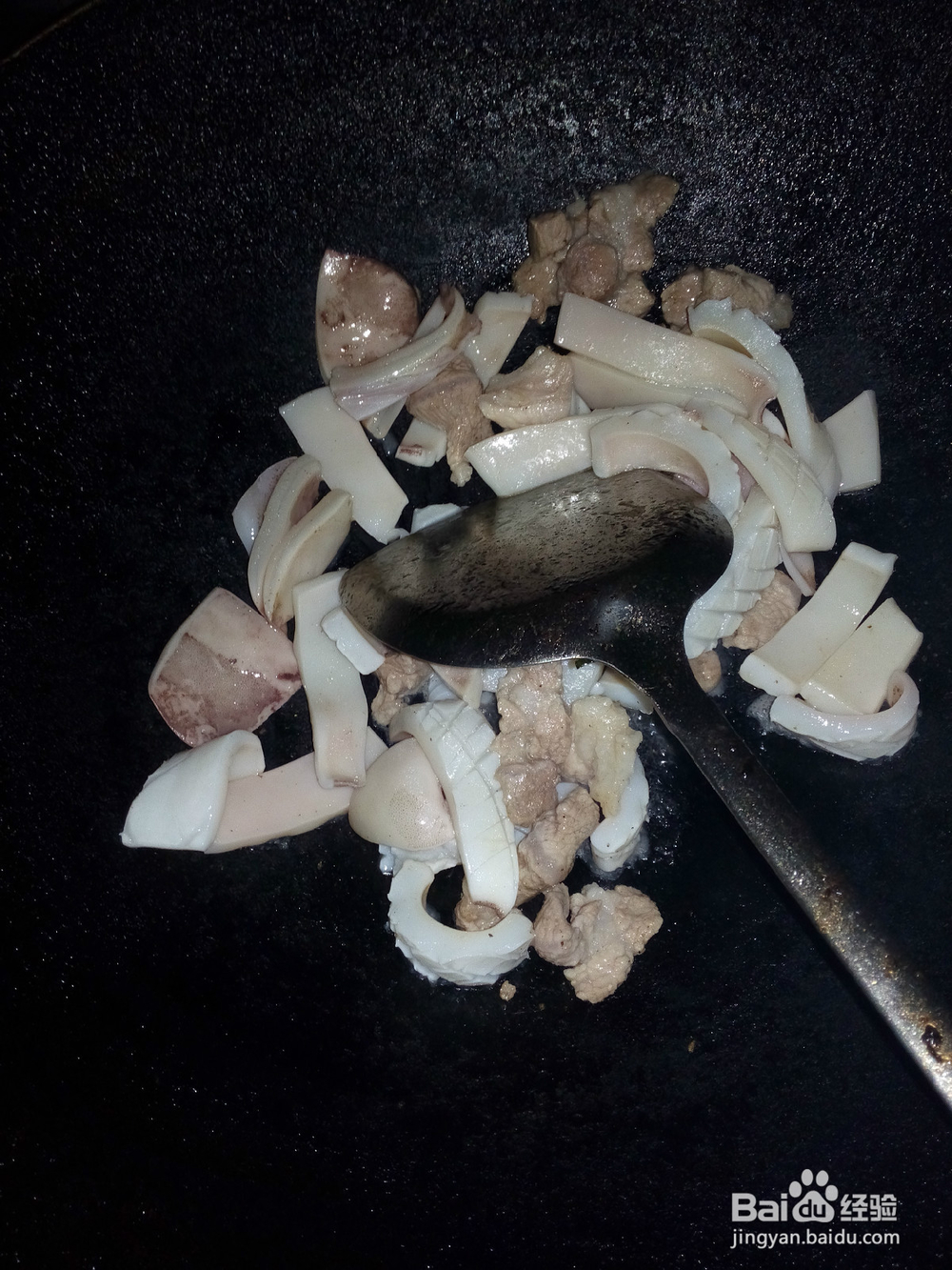 家常菜鱿鱼猪肉炒青椒的做法