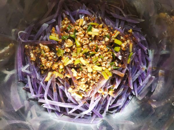 凉拌紫色土豆丝
