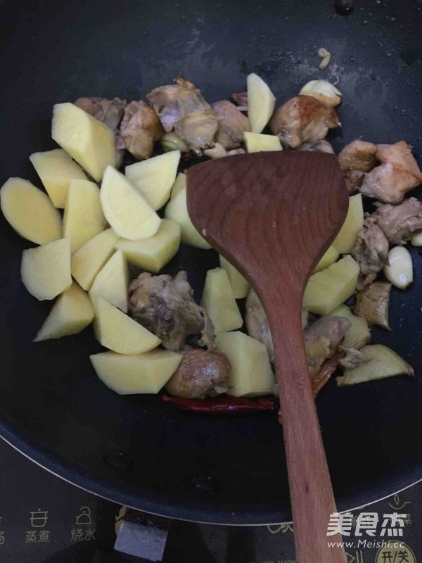 土豆炖鸡的做法