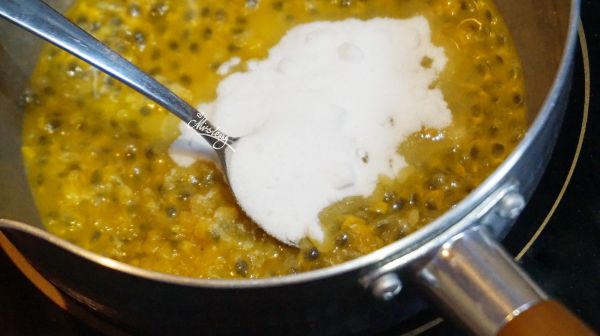 意式奶油布丁配百香果沙司