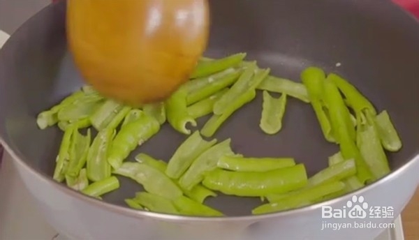 今天做道家常菜—木耳炒五花肉