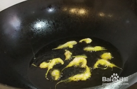 怎么样做一道香辣的香炸小河虾？