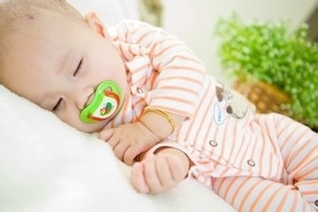 婴儿晚上不爱睡觉怎么办