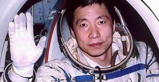 中国航天员进入太空的时间和名字是什么