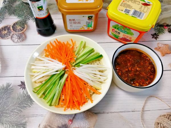 来一碗香菇肉酱拌面吧