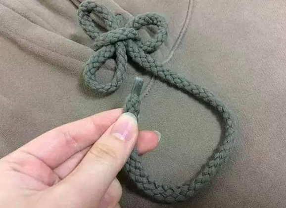 卫衣绳子太长怎样收短