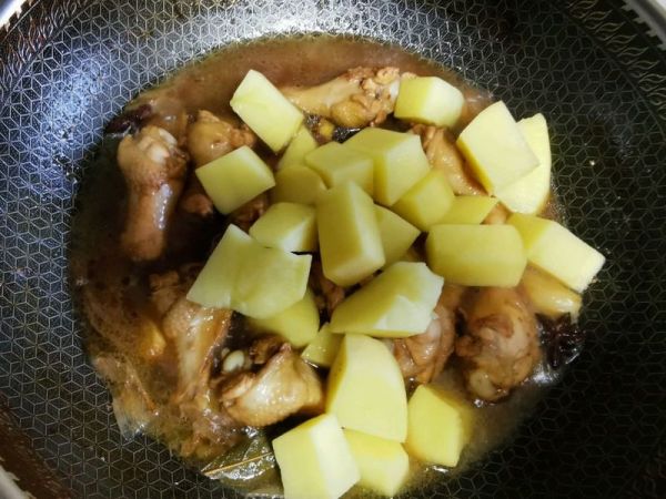 醇香啤酒鸡翅根烧土豆