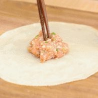 制作肉馅蛋黄派