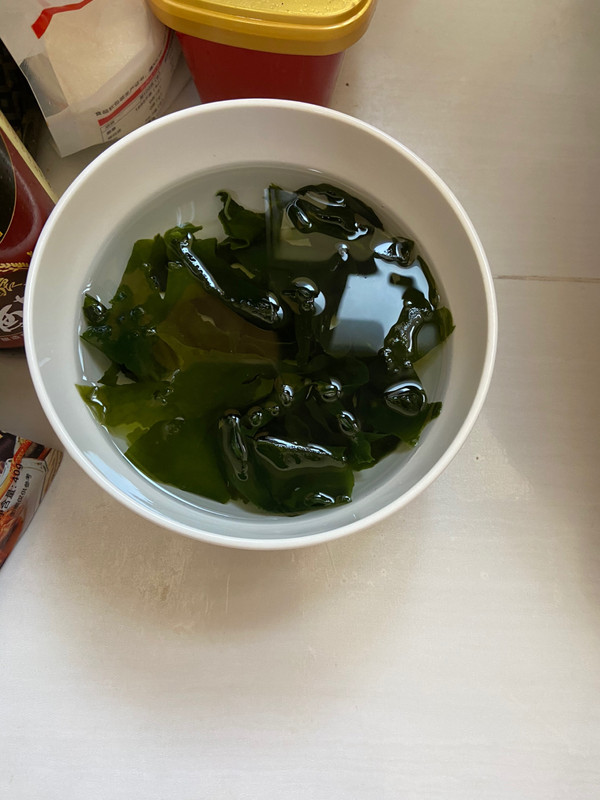 豆腐裙带菜鲜虾味增汤