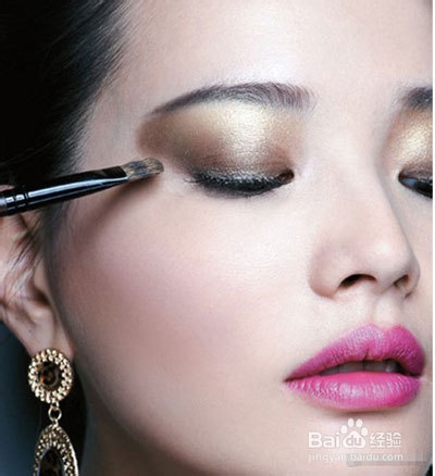 玫红唇浓金眼,派对女王就是要“浓”