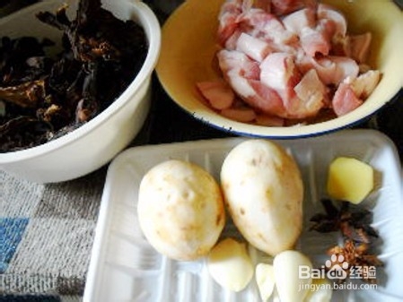 如何教梅菜芋头红烧肉？