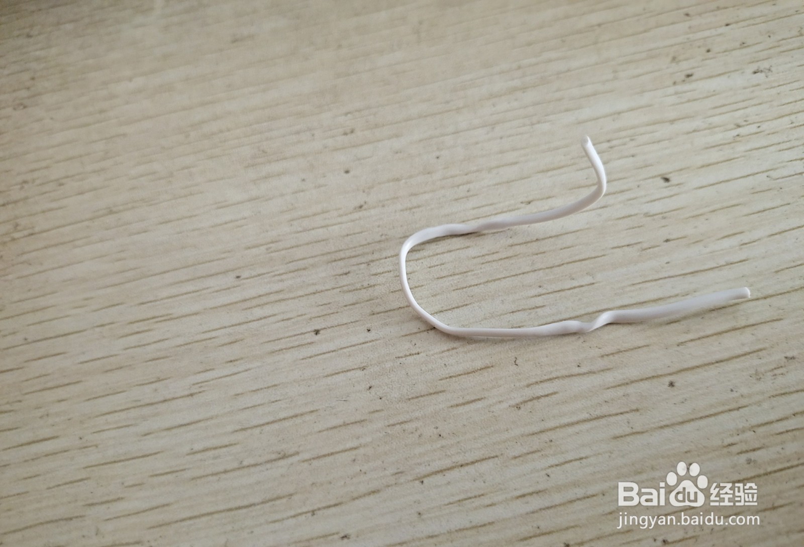 如何用一个数据线绑绳做个简易的手机的支架