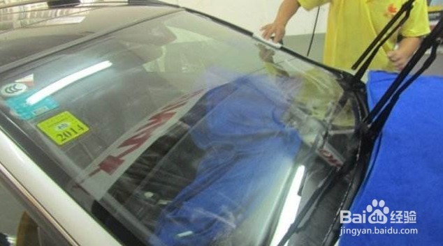 汽车前挡风玻璃膜起波浪怎么去除
