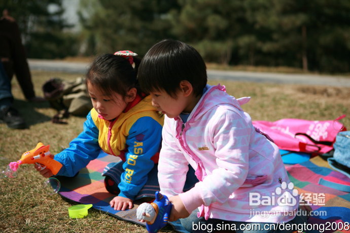 朝阳公园寻春的小孩