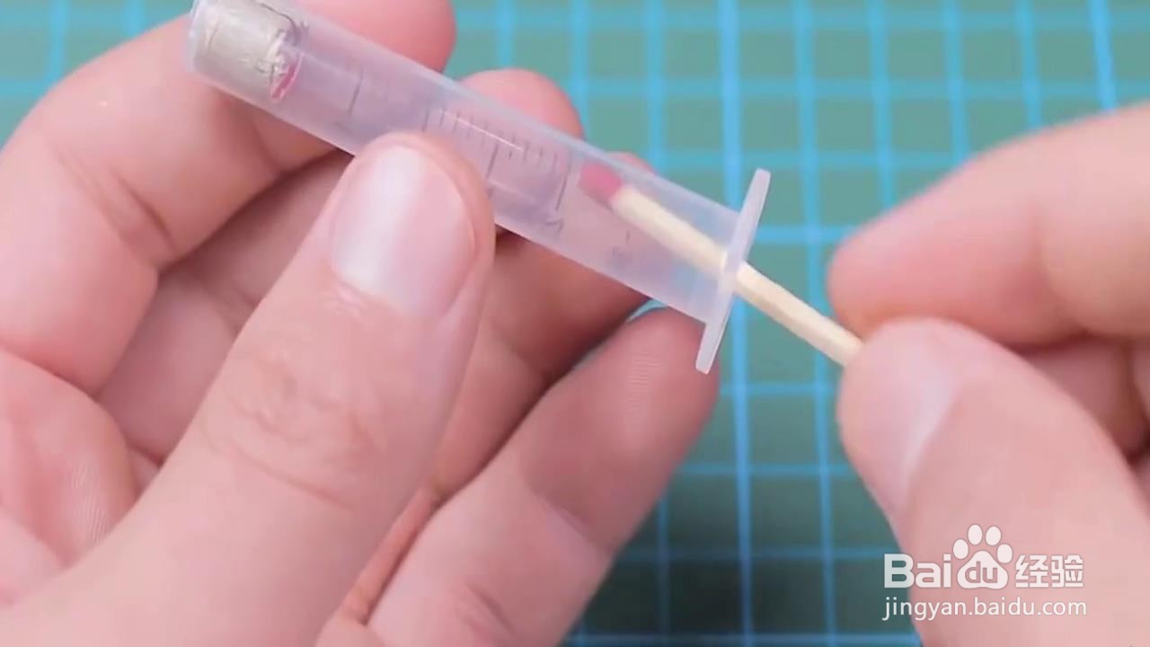 如何改造注射器使火柴快速点燃？