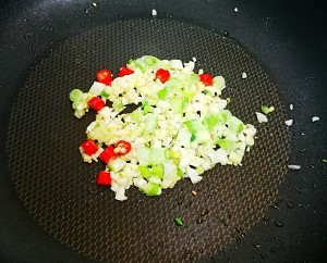 香辣滑嫩鸭血韭菜的做法