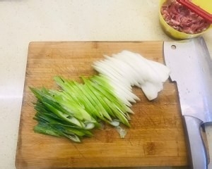 健康养生佳品葱爆羊肉的做法