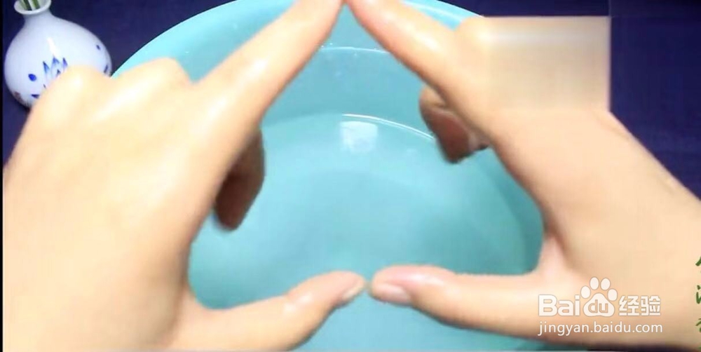 不用涂药，教你一招解决手脚干裂问题！