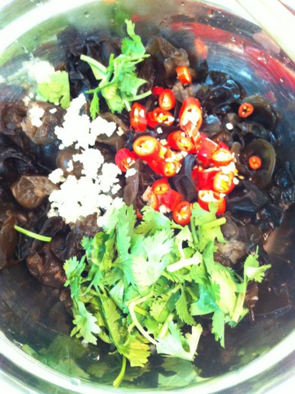 香菜凉拌黑木耳