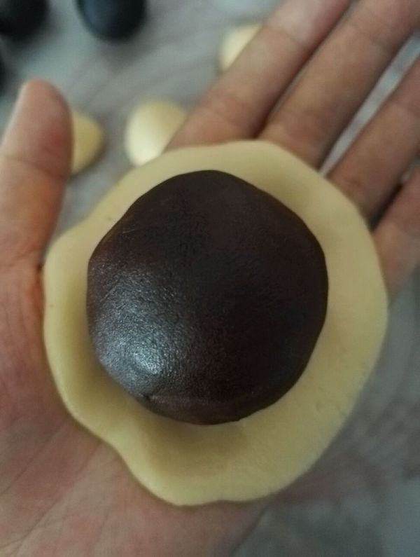 传统广式蛋黄月饼