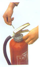 干粉灭火器的使用方法