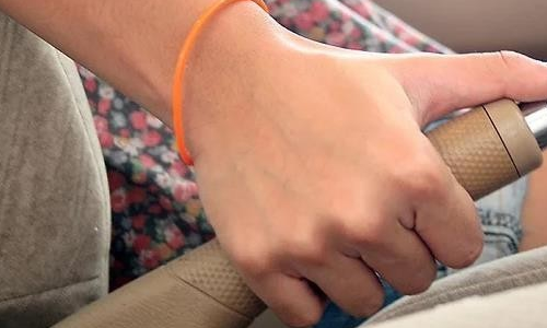 汽车车轮上面黑色的塑料板被摩擦了怎么修复