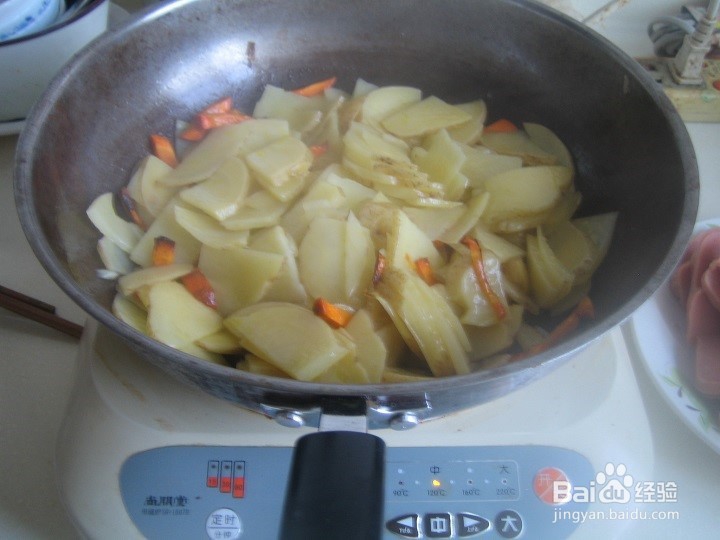 怎样用电炒锅焖煮土豆午餐肉片