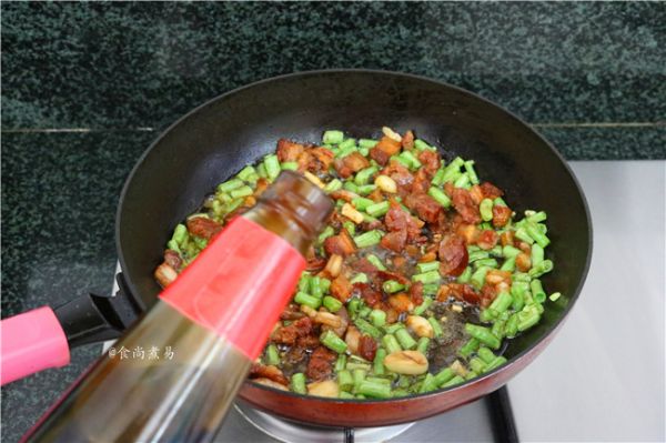 五花肉腊肠豇豆焖饭