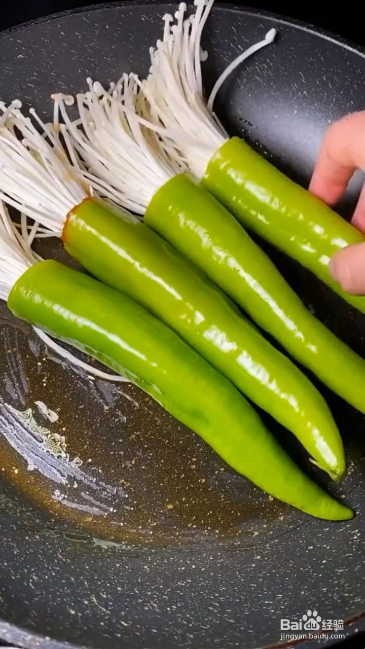 如何自制美味好吃的青椒包金针菇