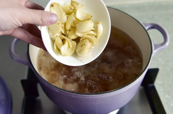 蔓越莓桃胶银耳羹