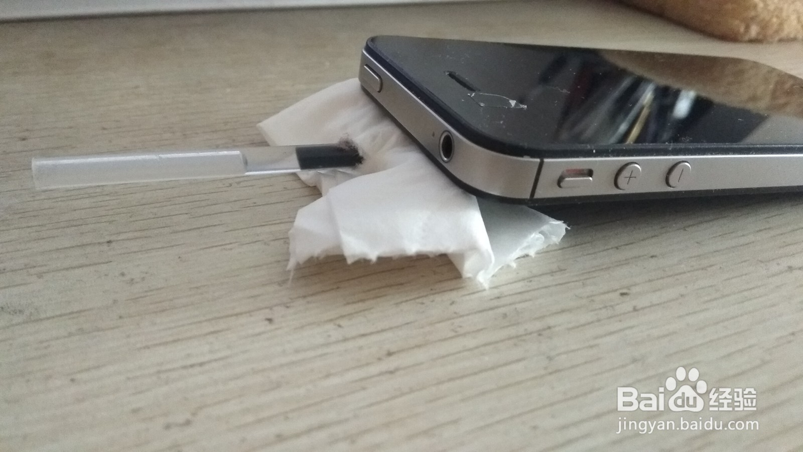 如何用一块手纸和一个中性笔芯做简易的手机支架