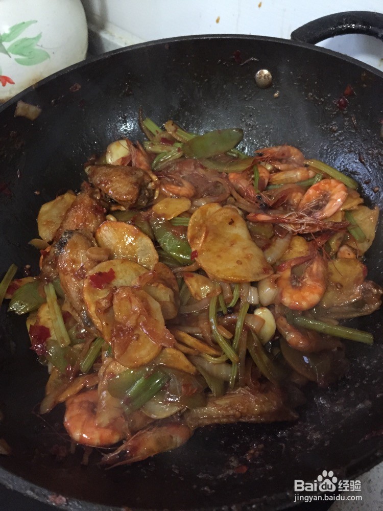 香辣干锅(鸡翅+河虾)的做法