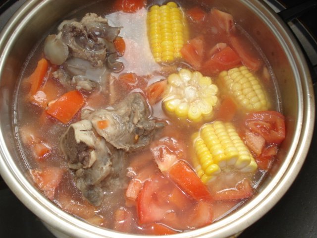 超级简单又美味的番茄玉米大骨汤