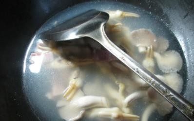 咸肉秀珍菇蛏子--美食教程